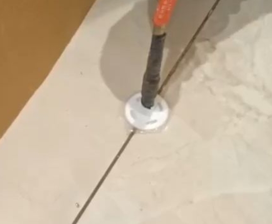 鹿邑瓷砖空鼓维修公司专业解答瓷砖在铺贴过程中，如果没有涂抹均匀到位的粘结材料（如水泥砂浆或瓷砖胶），可能会导致以下问题