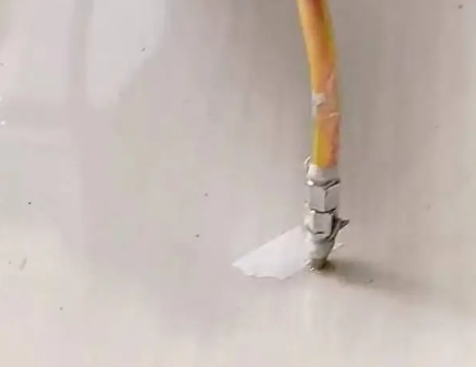 鹿邑瓷砖空鼓维修公司专业解答在瓷砖铺贴过程中，如果使用的砂料过粗（如全部使用了粗砂），可能会导致以下问题